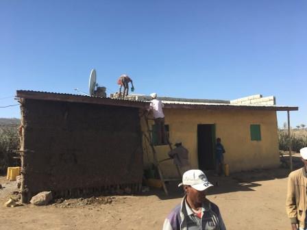 Bild: Errichtung Solarmodule auf einem Hausdach