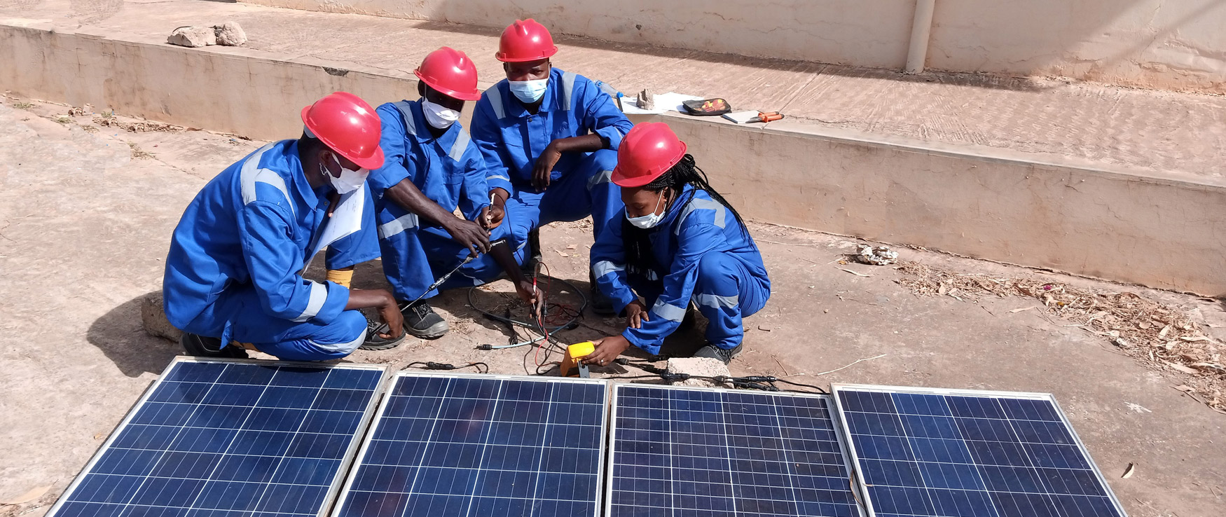 Arbeiter schließen Solarpanel an Bild: Arbeiter schließen Solarpanel an