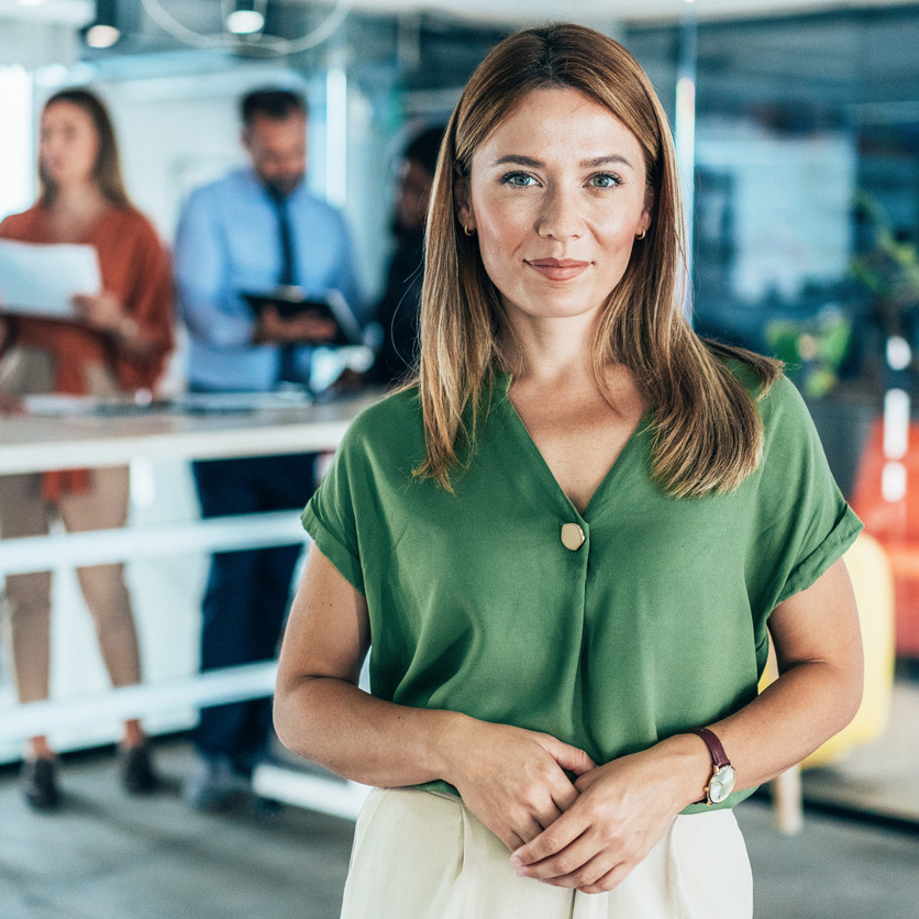 Bild: Frau im Vordergrund mit frontalem Blick Bild: Frau im Vordergrund mit frontalem Blick