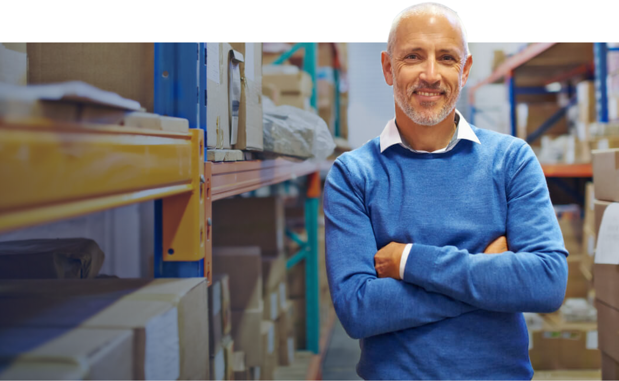 Lösungen für den Mittelstand | Exportkreditgarantien Ein Mann steht in einem Warenlager.