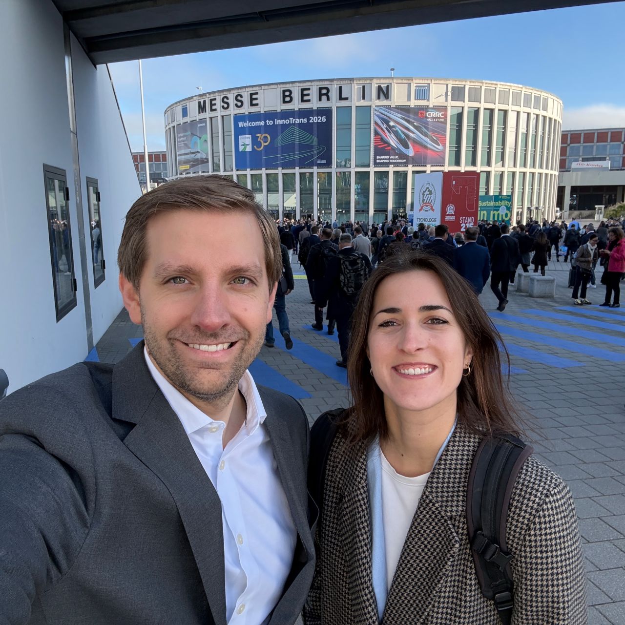 InnoTrans 2026: Aktuelle Entwicklungen im globalen Bahnmarkt Bild: 2 Personen vor der Messe Berlin