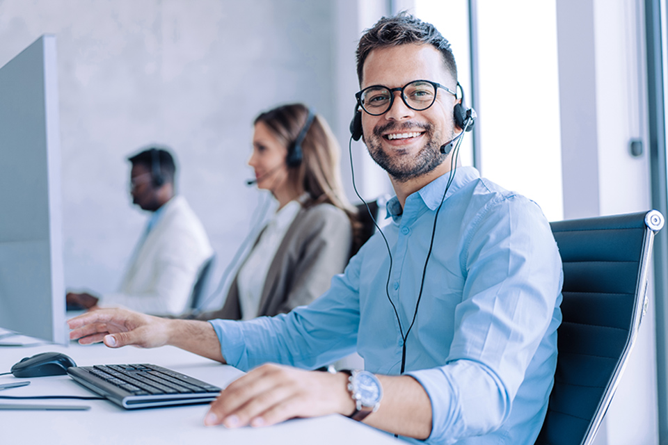 Mitarbeiter mit Headset