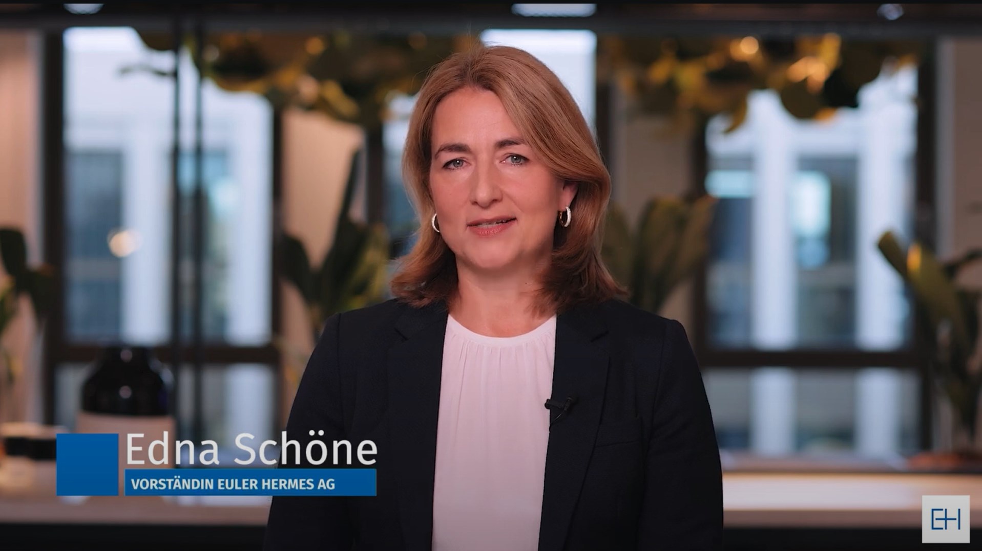 Edna Schöne (Vorständin Euler Hermes AG) stellt die Klimastrategie für die Exportkreditgarantien vor Edna Schöne (Vorständin Euler Hermes AG) stellt die Klimastrategie für die Exportkreditgarantien vor