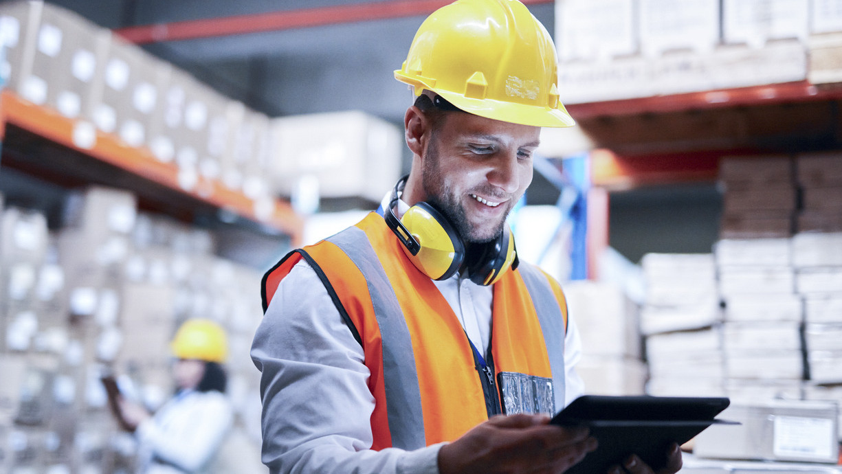 Export Insights - Oktocer 2026 Man with a helmet and laptop in a high-bay warehouse