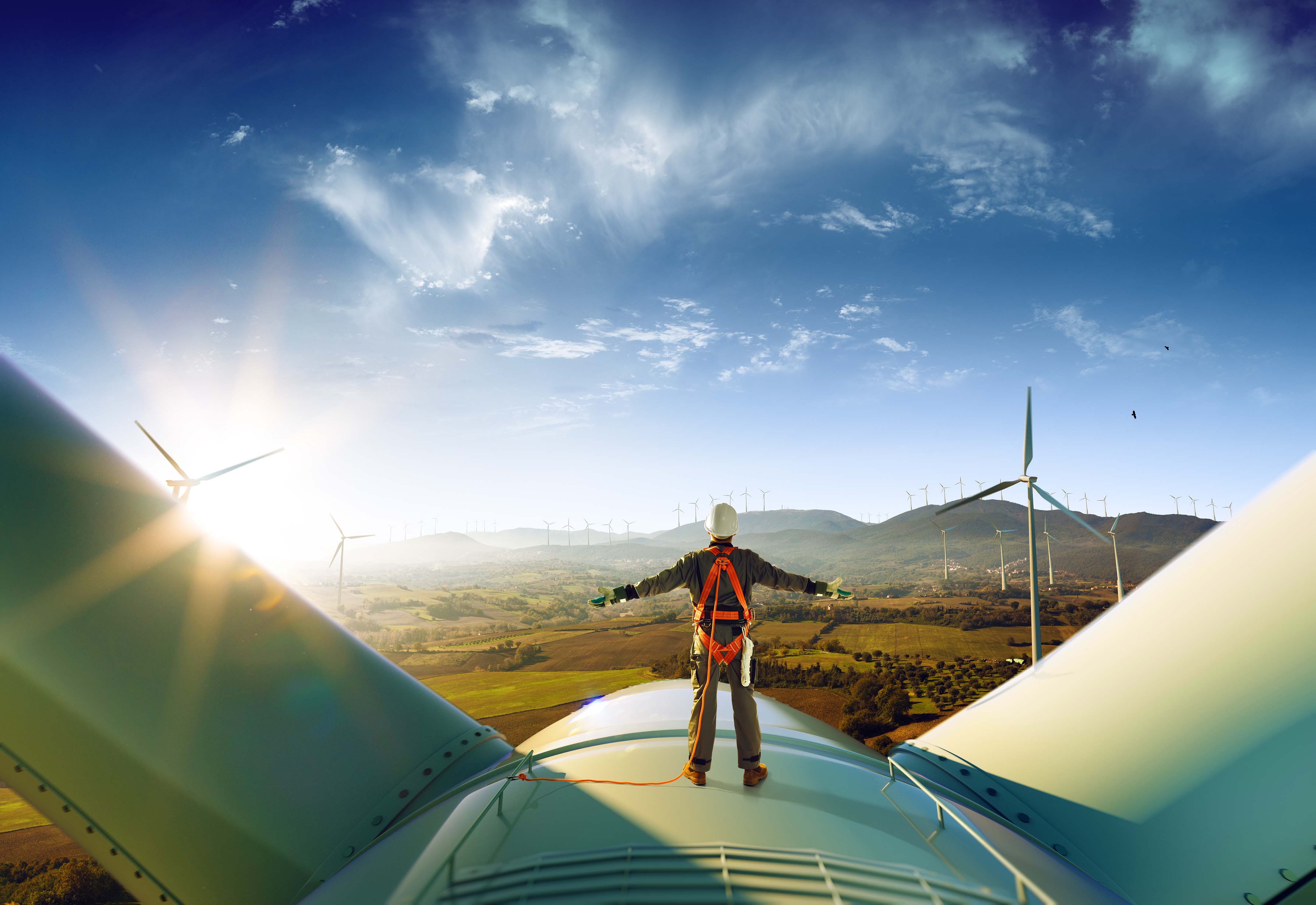 Bild: Mann auf Rotorplattform einer Windkraftanlage