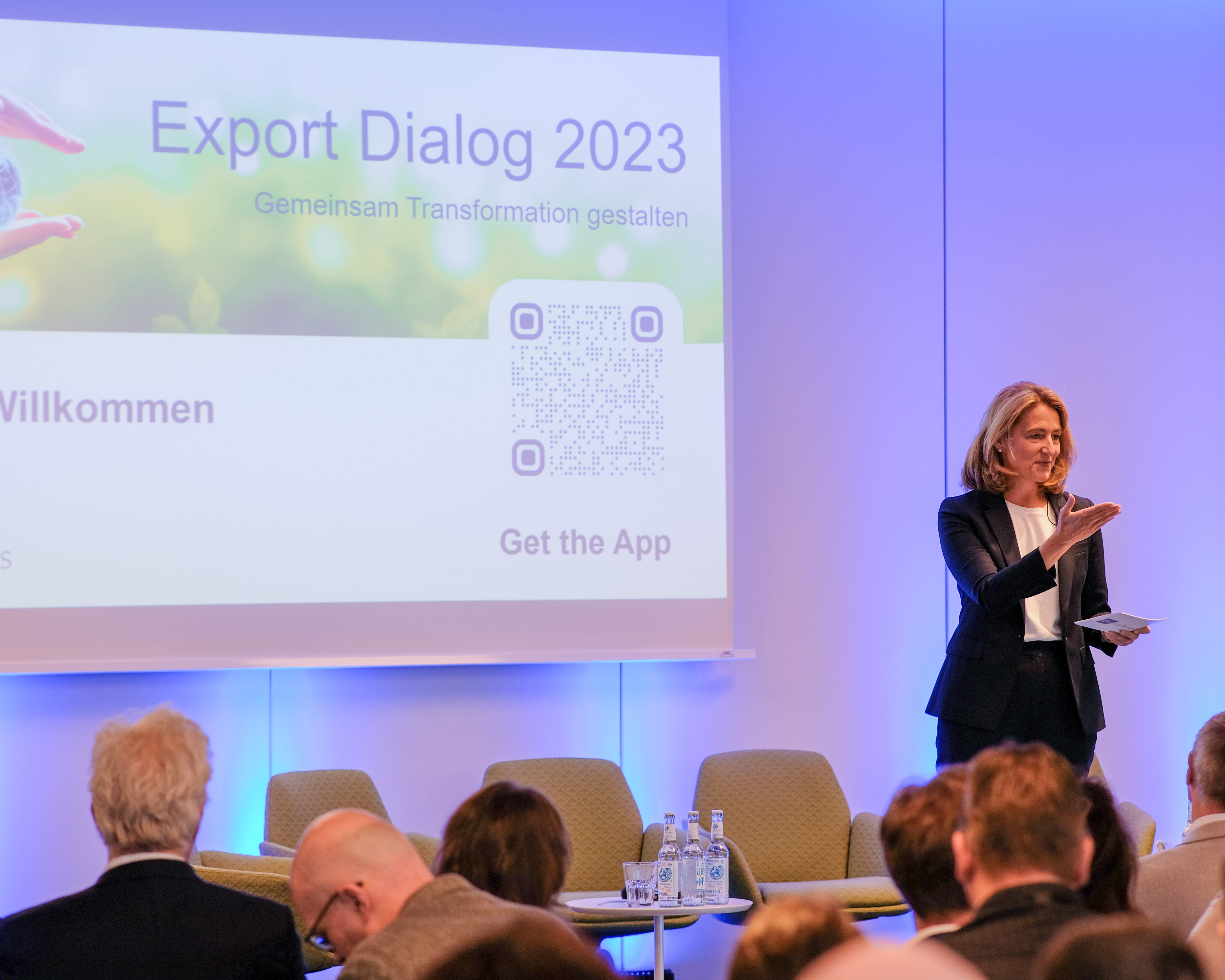 Edna Schöne begrüßt die Teilnehmer und Teilnehmerinnen bei der Export Dialog Veranstaltung