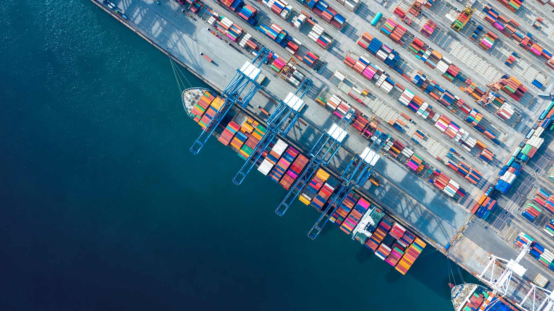 Bild: Perspektive von oben auf ein Containerschiff im Hafen 