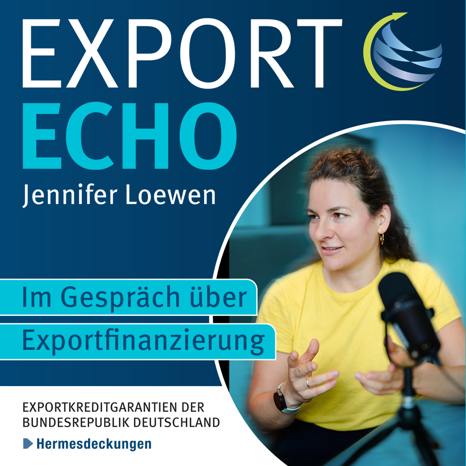 Bild: Cover Export Echo, Jennifer Loewen am Tisch mit Mikro