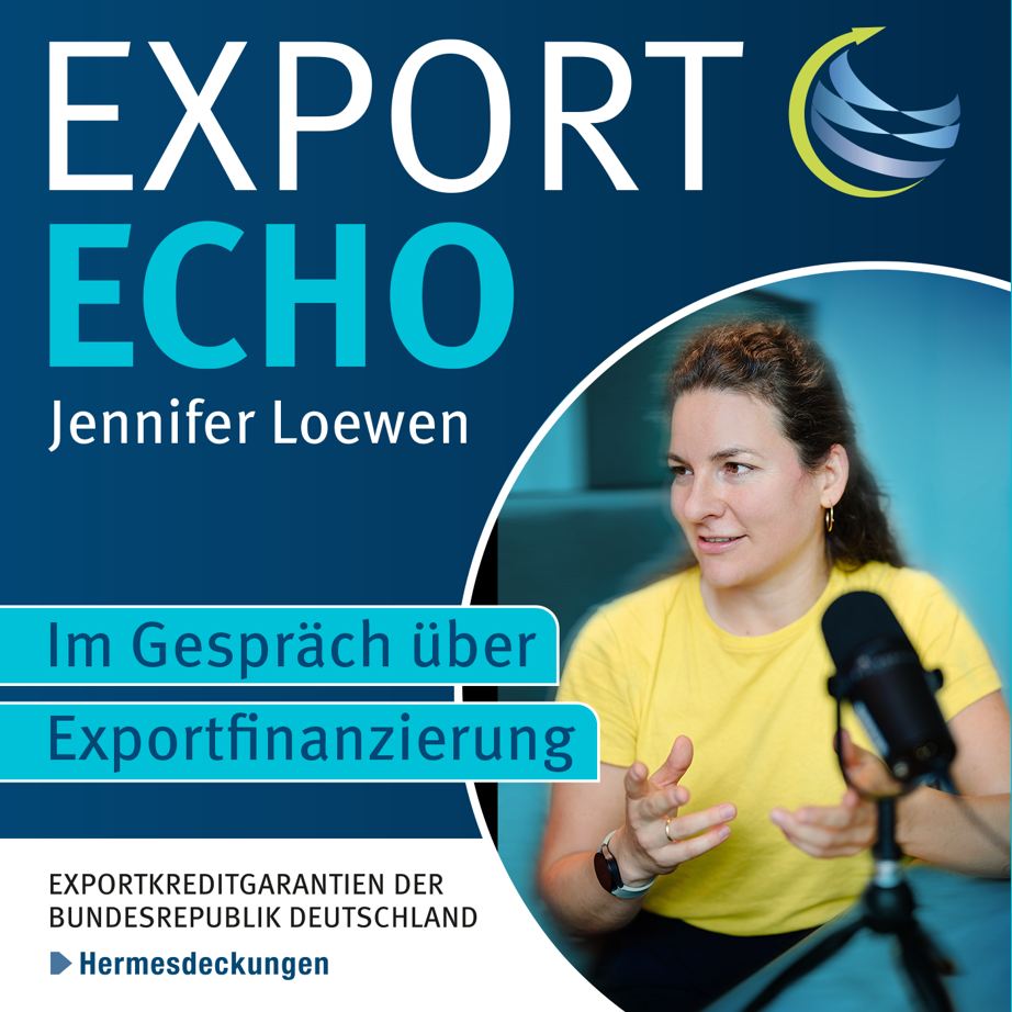 Export Echo - der Podcast zu den Exportkreditgarantien des Bundes Bild: Cover Export Echo, Jennifer Loewen am Tisch mit Mikro