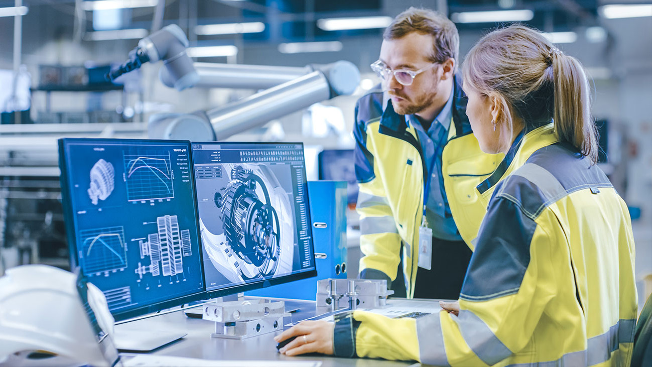 Energiesektor | Exportkreditgarantien des Bundes (Hermesdeckungen, ehem. Hermesbürgschaften Ein Mann mit Brille und eine Frau schauen auf einen Bildschirm