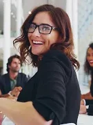 Frau sitzt an Tisch