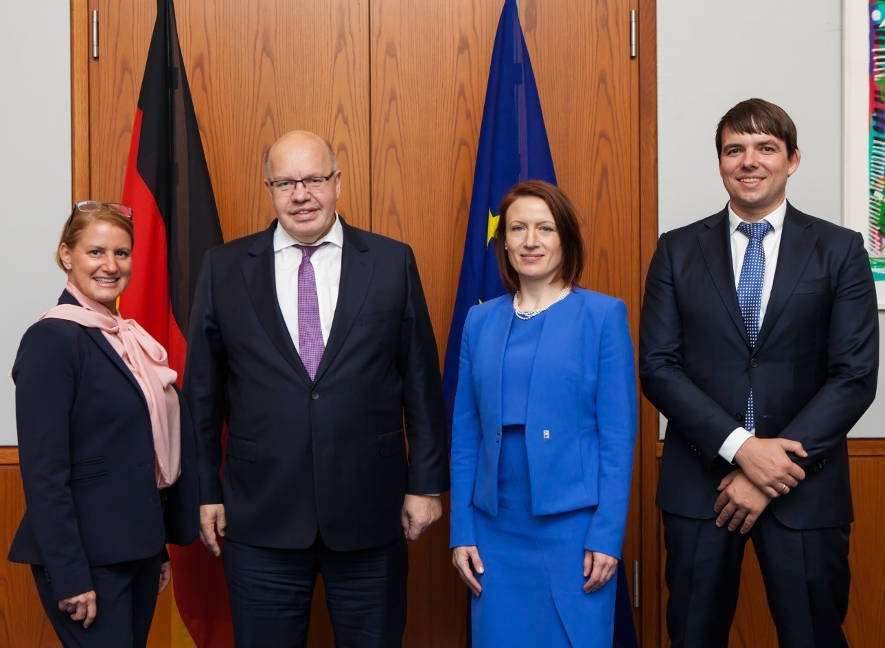 Peter Altmaier, Bundesminister für Wirtschaft und Energie zusammen mit den Finanzierungsexperten Eva Rösler (Nairobi), Eva Christine Steinhaus (Dubai) und Markus Leichum (Singapur) 