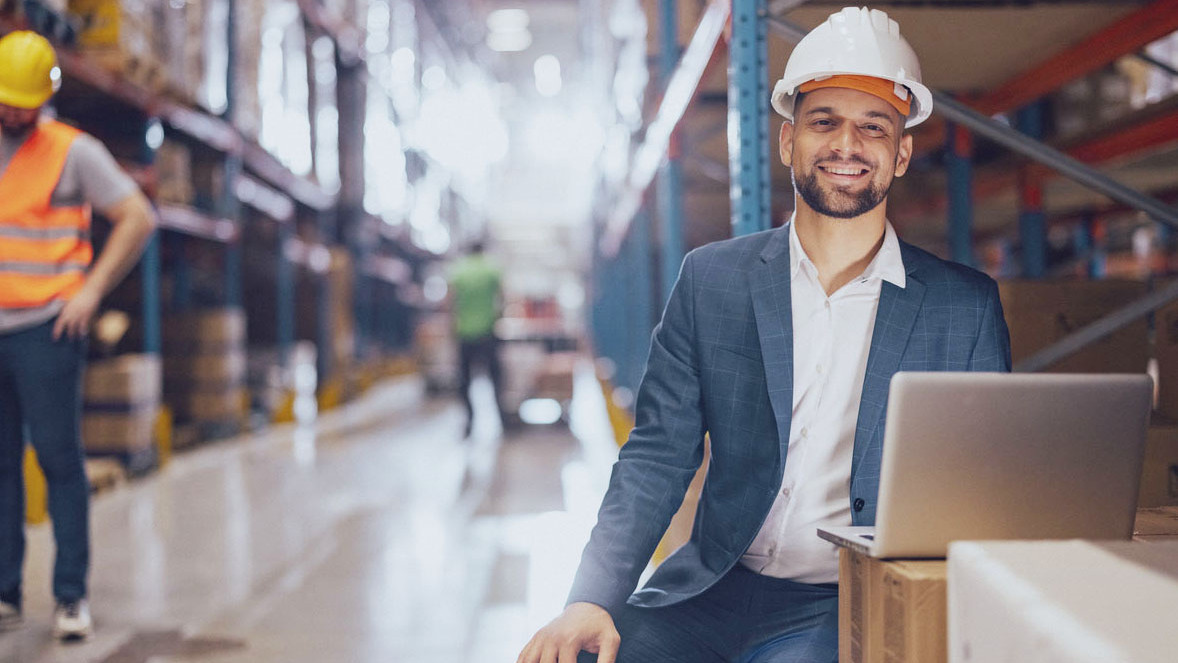 Subscribe to the newsletter now Image: A man with a laptop in a warehouse