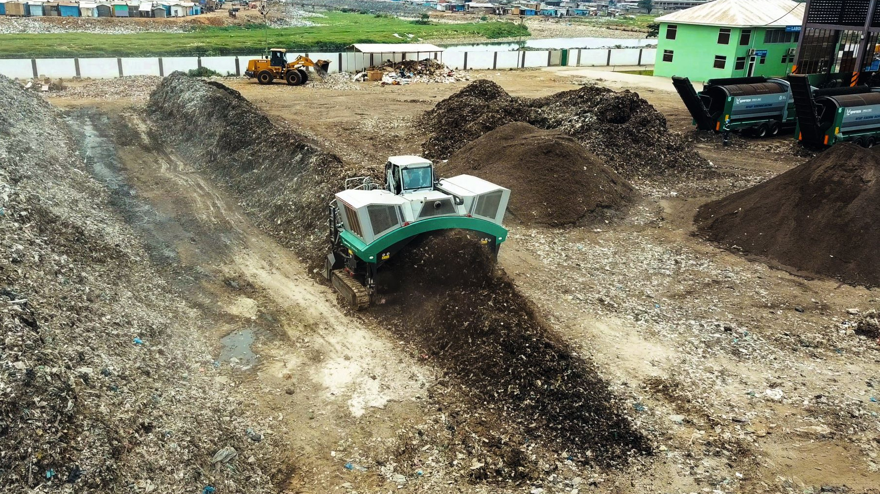 Hausmüll-Aufbereitungsanlage in Accra Bild: Müllplatz mit Sortierbagger