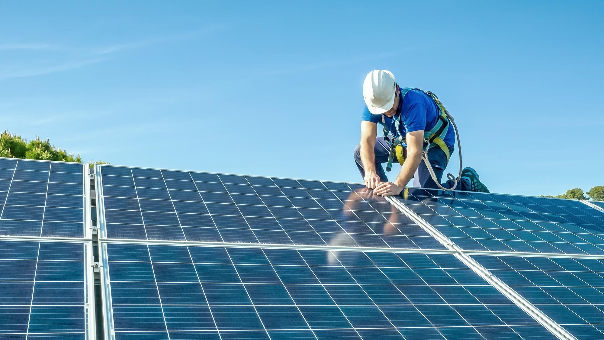 Bild: Arbeiter installiert Solarpanels Bild: Arbeiter installiert Solarpanels