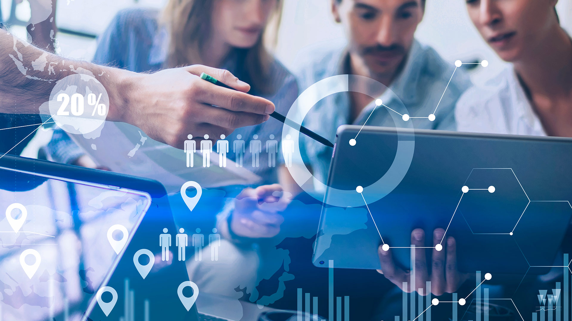 Kundenportal für Ausfuhr-Pauschal-Gewährleistungen (APG und APG-light) Eine Person zeigt auf einem digitalen Bildschirm Inhalte einer Grafik
