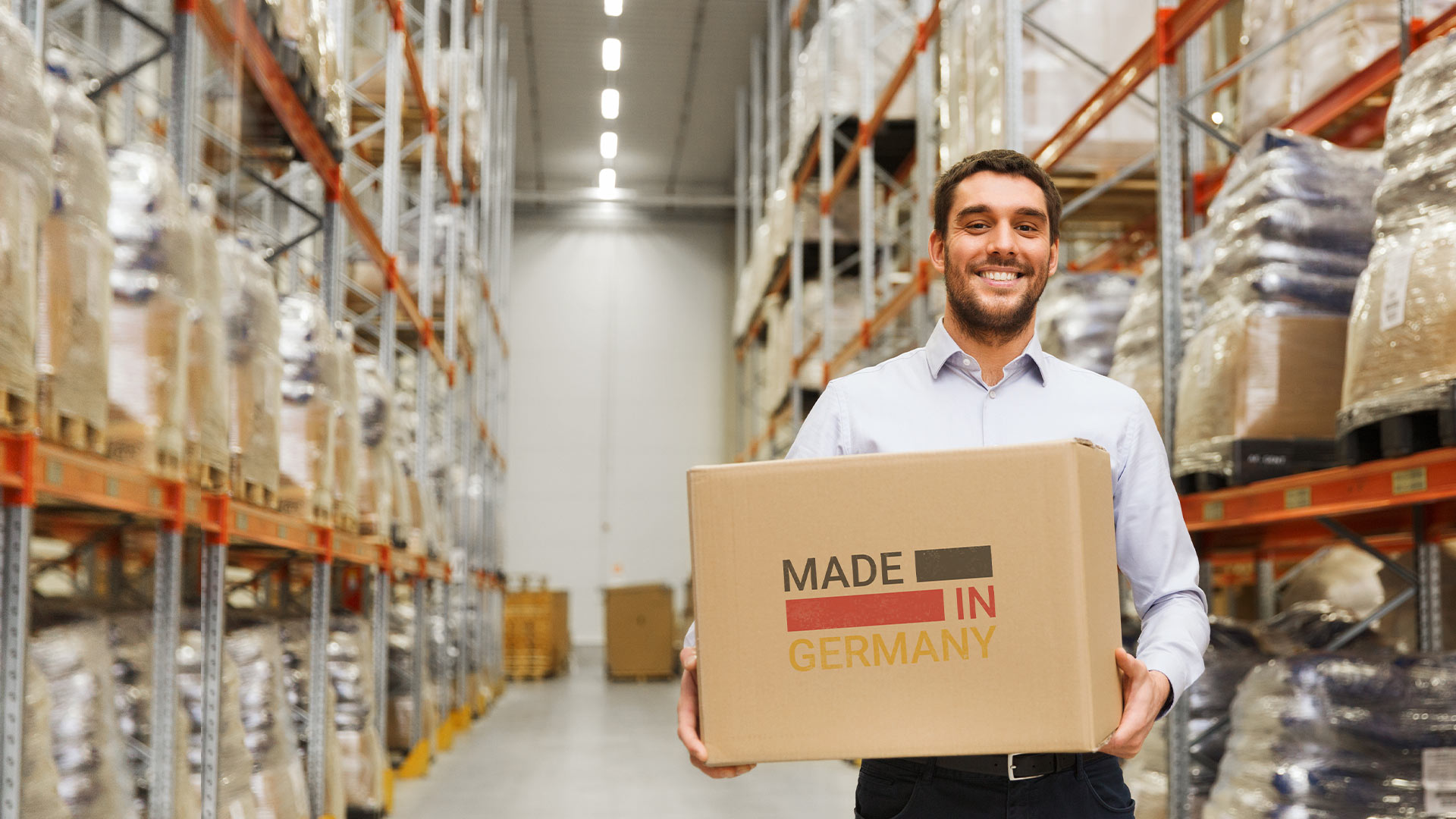 "Alman Malı" na erişiminizbuy Employee standing in a warehouse with a "Made in Germany" box