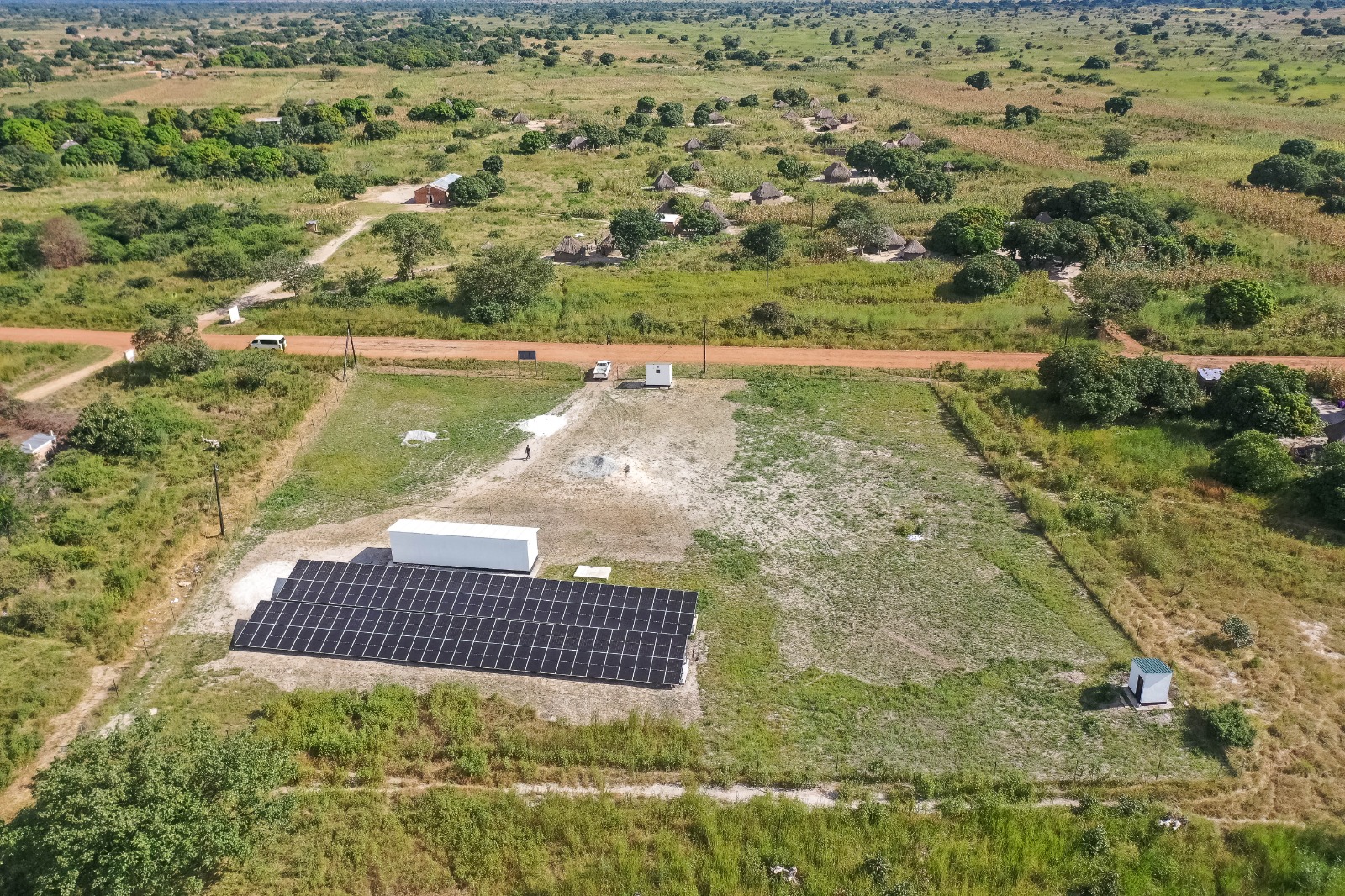 Erneuerbare Energien für den Senegal Solaranlage im Senegal auf einer Wiese neben einem Dorf
