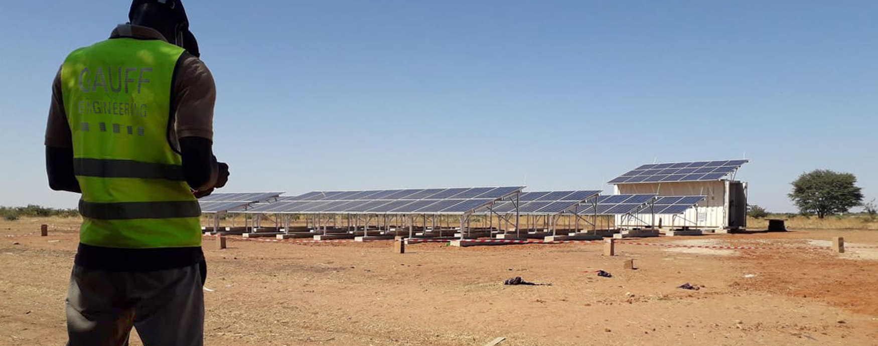 Mitarbeiter vor der Solarenergieanlage im Senegal