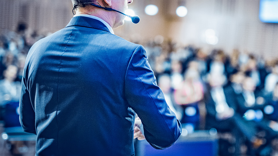 Our expertise for your event | Federal export credit guarantees Speaker is in front of audience