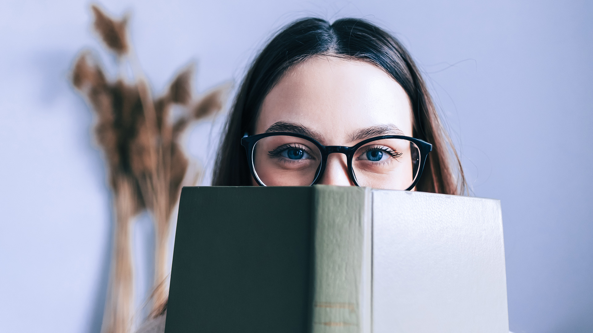 Eine Frau schaut über ein Buch