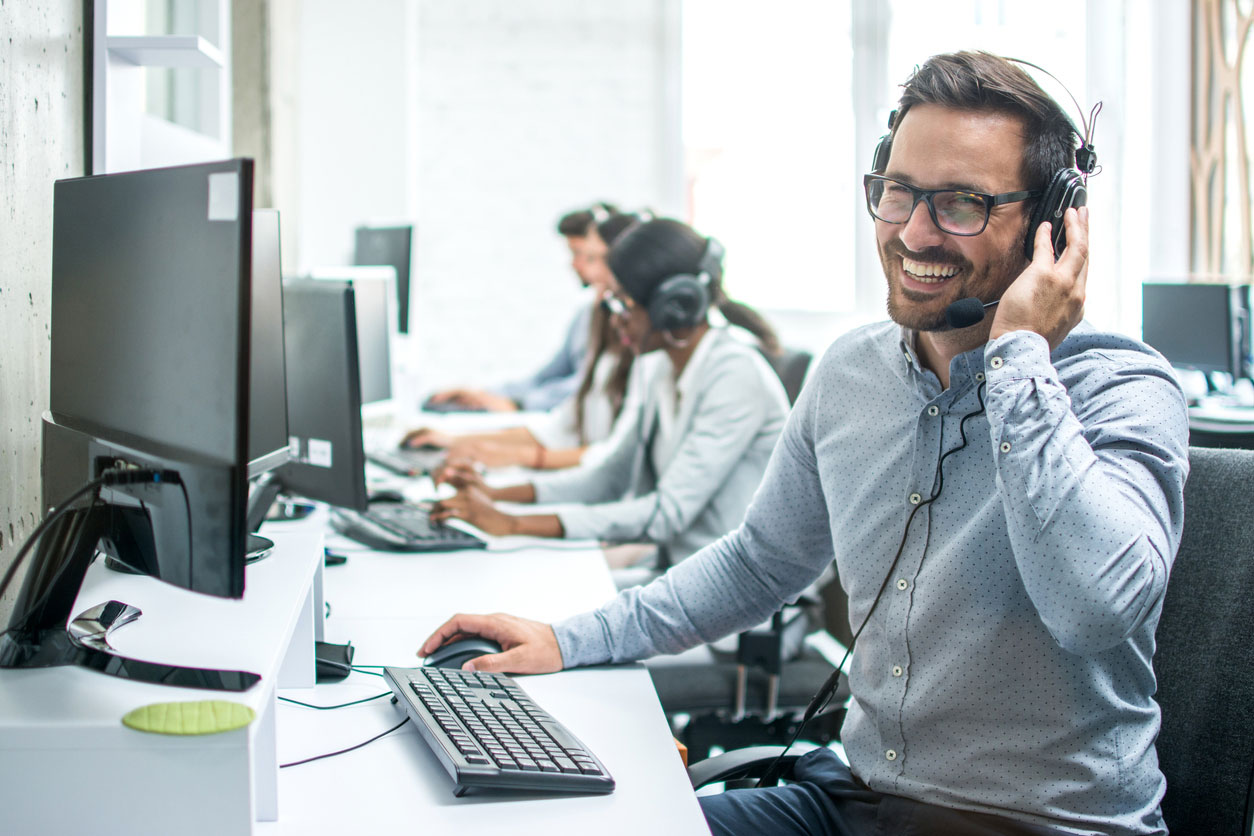 Mitarbeiter mit Headset